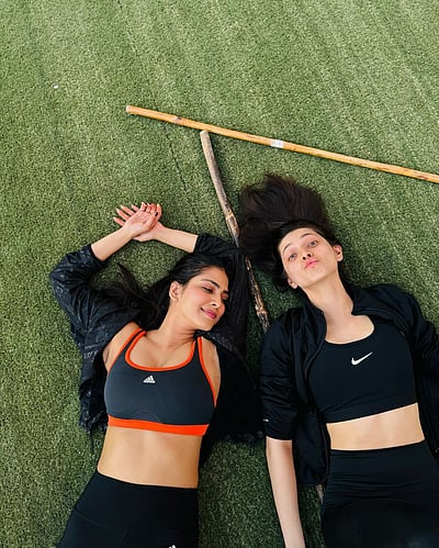 பக்கத்து வீட்டாருடன் கம்புச் சண்டை! மாளவிகா மோகனன்..