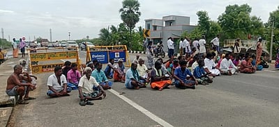 விபத்தில் பாதிக்கப்பட்ட குடும்பத்துக்கு இழப்பீடு கோரி கிராம மக்கள் சாலை மறியல்