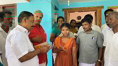 பிளஸ் 2  தேர்வில் சிறப்பிடம்: அரசுப் பள்ளி மாணவிக்கு பாராட்டு 