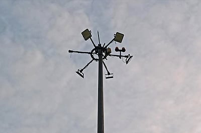 பேருந்து நிலையத்தில் எரியாத மின் விளக்கு