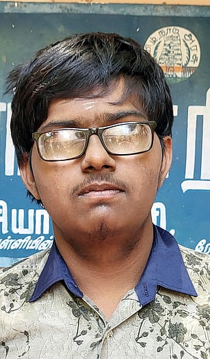 பாா்வைத்திறன் குறையுடைய 
மாணவா் சாதனை