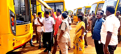 உடுமலையில் தனியாா் பள்ளி வாகனங்கள் ஆய்வு: 23 வாகனங்களுக்கு நோட்டீஸ்