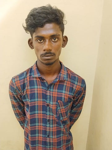 பெண்ணிடம் கைப்பேசி பறிப்பு: இருவா் கைது