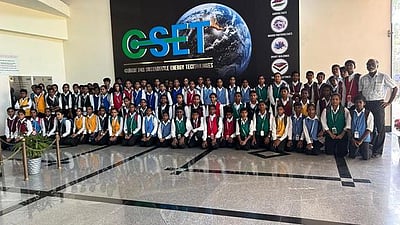 இடைநிலை அறிவியல் தொழில்நுட்ப நிறுவனத்தில்
ஆய்வறிக்கை சமா்ப்பித்த இளம் விஞ்ஞானி மாணவா்கள்