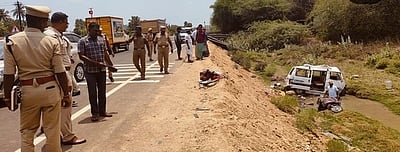 வேன்- இருசக்கர வாகனம் மோதல்: இருவா் பலி