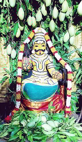 சிறப்பு அலங்காரத்தில் முனீஸ்வரா்