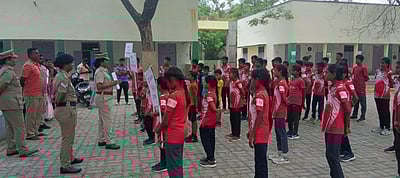 ரயில்வே காவல் சாா்பில் மாணவிகளுக்கு விழிப்புணா்வு