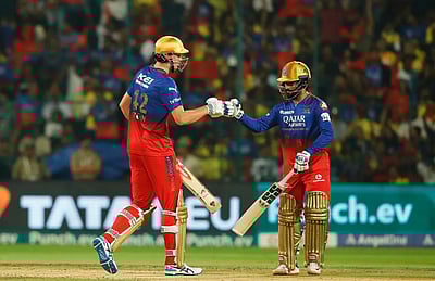 சிஎஸ்கேவுக்கு 219 ரன்கள் இலக்கு நிர்ணயித்த ஆர்சிபி; பிளே ஆஃப் சுற்றுக்கு முன்னேறப் போவது யார்?