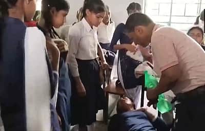 பிகார்: வெயிலின் தாக்கத்தால் மயங்கி விழுந்த மாணவர்கள்!