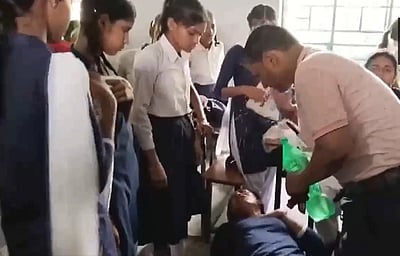 பிகார்: வெயிலின் தாக்கத்தால் மயங்கி விழுந்த மாணவர்கள்!