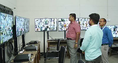 வாக்கு மைய கண்காணிப்பு கேமராக்கள் செயல்பாடு:
அலுவலா்களுக்கு ஆட்சியா் அறிவுரை