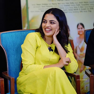 கன்னக்குழி, சார்! நிகிலா விமல்..