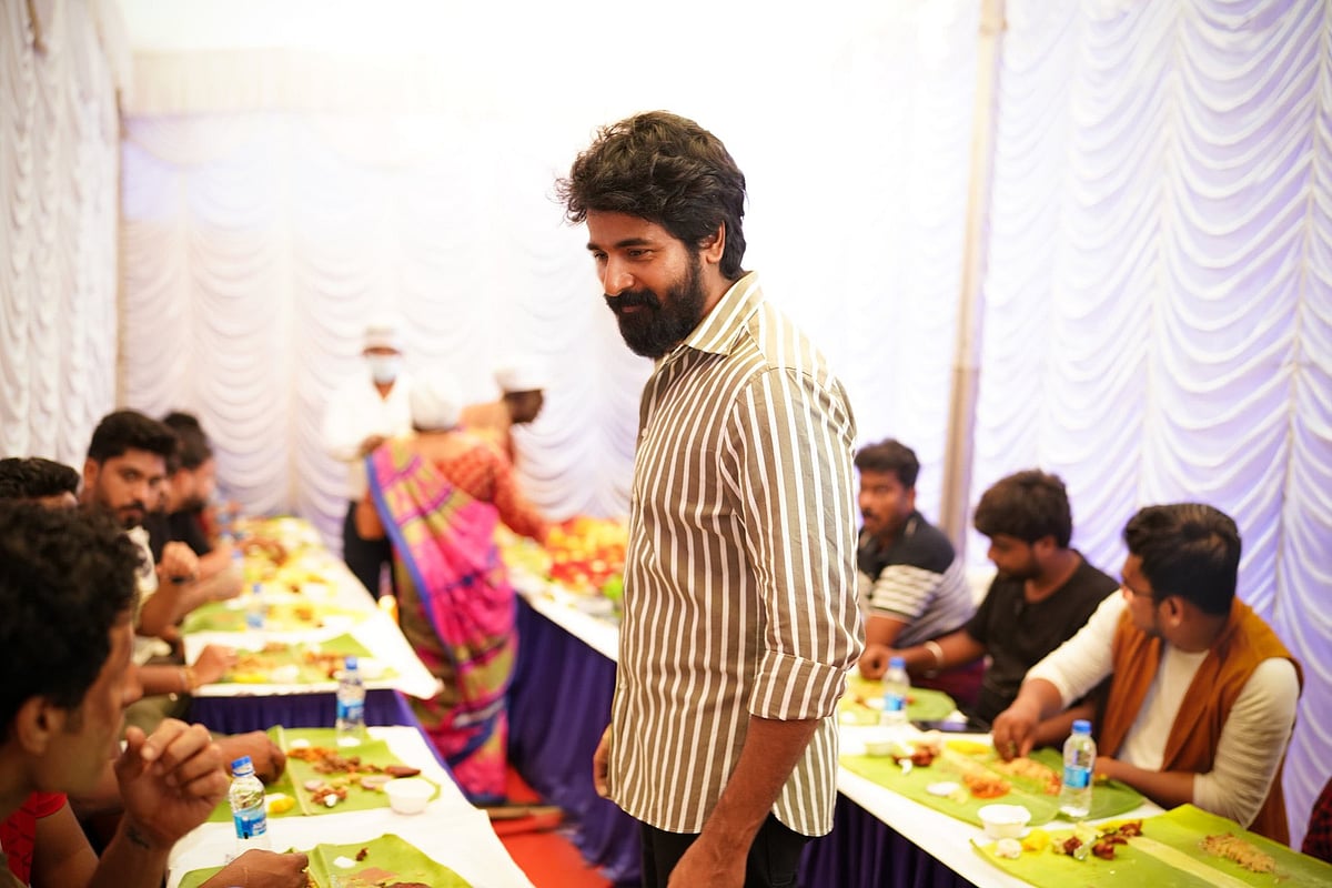 அமரன் படத்தின் சூட்டிங் இறுதி கட்டத்தை எட்டியுள்ள சூழலில், பட குழுவினருக்கு நடிகர் சிவகார்த்திகேயன் பிரியாணி விருந்து கொடுத்து அசத்தியுள்ளார்.