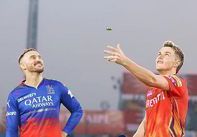 ஆர்சிபி பேட்டிங்; மேக்ஸ்வெல் அணியில் இல்லை!