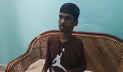 செயலிழந்த கை, கால்கள்! 10-ம் வகுப்பில் 420 மதிப்பெண் பெற்று மாணவன் சாதனை!