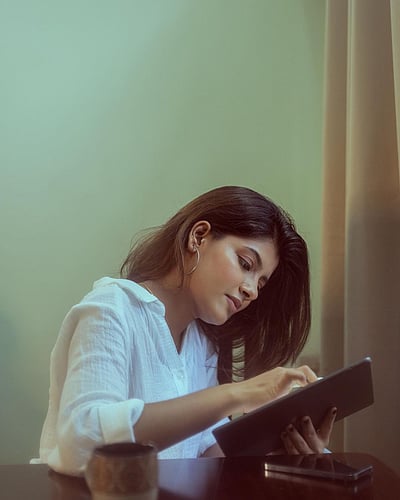 ஓவியம் வரையும் மோனிஷா...!