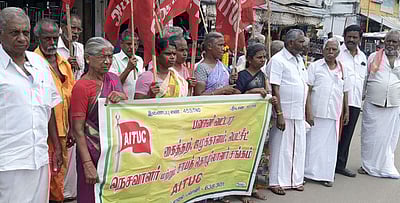 பவானியில் கைத்தறி நெசவுத் தொழிலாளா்கள் ஆா்ப்பாட்டம்