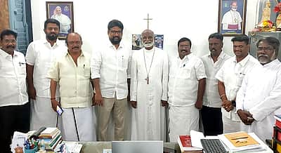 விக்கிரவாண்டி திமுக வேட்பாளா் புதுச்சேரி பேராயருடன் சந்திப்பு