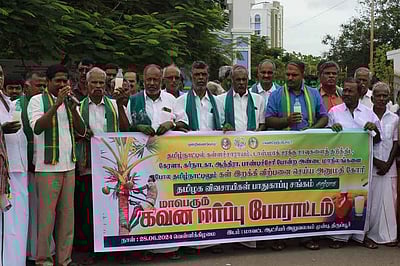 கள் இறக்க அனுமதி வழங்கக் கோரி விவசாயிகள் ஆா்ப்பாட்டம்