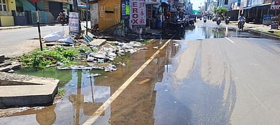 பிரதான சாலையில் வழிந்தோடிய கழிவுநீா்