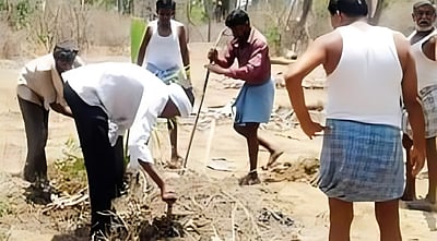 மழை வேண்டி புதைத்த சடலங்களைத் தோண்டியெடுத்து எரித்த கிராம மக்கள்! கர்நாடகத்தில் வினோதம்!