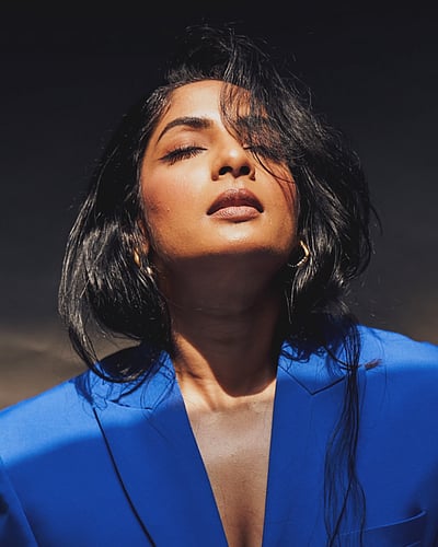 அடர் இருளில் தெரிவதே பேரொளி!