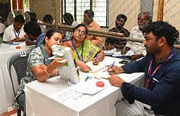 வாக்கு எண்ணிக்கை ஊழியா்களை தோ்வு செய்ய தோ்தல் ஆணையத்துக்கு அதிகாரம்: உச்சநீதிமன்றம்