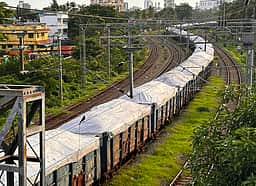 ஒரே மாதத்தில் ரயில்வேயின் சரக்கு பிரிவு வருவாய் ரூ.14,572 கோடி