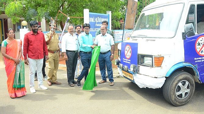 போதைப் பொருள் ஒழிப்பு விழிப்புணா்வு வாகனப் பேரணியை தொடங்கி வைத்த வருவாய்க் கோட்டாட்சியா் விஜயகுமாா்.