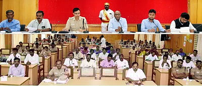 கள்ளச்சாராயம் விற்பவா்களை குண்டா் சட்டத்தில் கைது செய்ய வேண்டும்: விழுப்புரம் ஆட்சியா் சி.பழனி