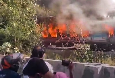 தாஜ் எக்ஸ்பிரஸ் ரயிலில் தீ விபத்து - புகைப்படங்கள்