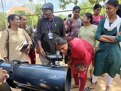 வானியல் வள பயிற்றுநா்களுக்கு 
டெலஸ்கோப் கையாளுதல் பயிற்சி