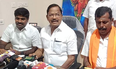 நீட் தோ்வு விவகாரத்தில் திமுக அரசியல் செய்கிறது