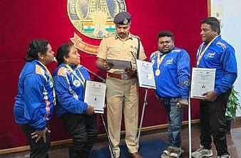 சா்வதேச பாரா த்ரோபால் போட்டியில் பங்கேற்ற வீரா்கள் மாநகர காவல் ஆணையரை சந்தித்து வாழ்த்து