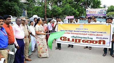 போதைப் பொருள்களுக்கு எதிராக விழிப்புணா்வு பேரணி: வேலூா் ஆட்சியா் தொடங்கி வைத்தாா்