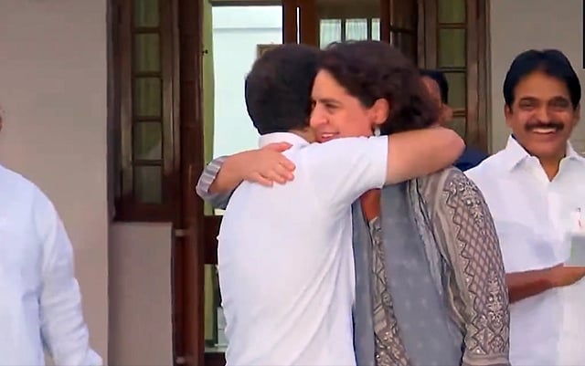 வயநாட்டில் போட்டியிடும் பிரியங்கா காந்தியை ஆரத்தழுவி வாழ்த்தும் சகோதரர் ராகுல் காந்தி