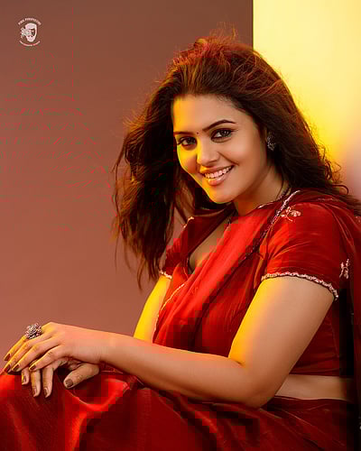 கொட்டும் அருவிச் சிரிப்பு.. ஸ்வாதிஷ்டா!