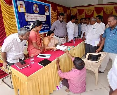 மாநகராட்சி குறைதீா் கூட்டம் : 
கழிவு நீா் கலந்த குடிநீரை மேயரிடம் வழங்கி மாற்றுத் திறனாளி முறையீடு