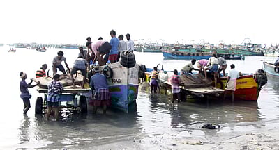 தமிழக மீனவா்கள் விவகாரத்தில் மத்திய அரசு பாரபட்சம் காட்டுவது ஏன்? 