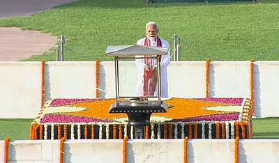 காந்தி, வாஜ்பாய் நினைவிடங்களில் மோடி மரியாதை 