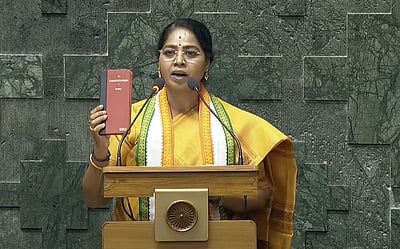 “தமிழ்க் கடவுள் முருகன் மீது ஆணையாக...”: மயிலாடுதுறை எம்பி பதவியேற்பு