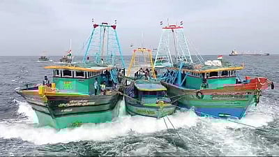 மீனவா்கள் எல்லை தாண்டிச் செல்ல வேண்டாம் -ஒலிபெருக்கி மூலம் எச்சரிக்கை 