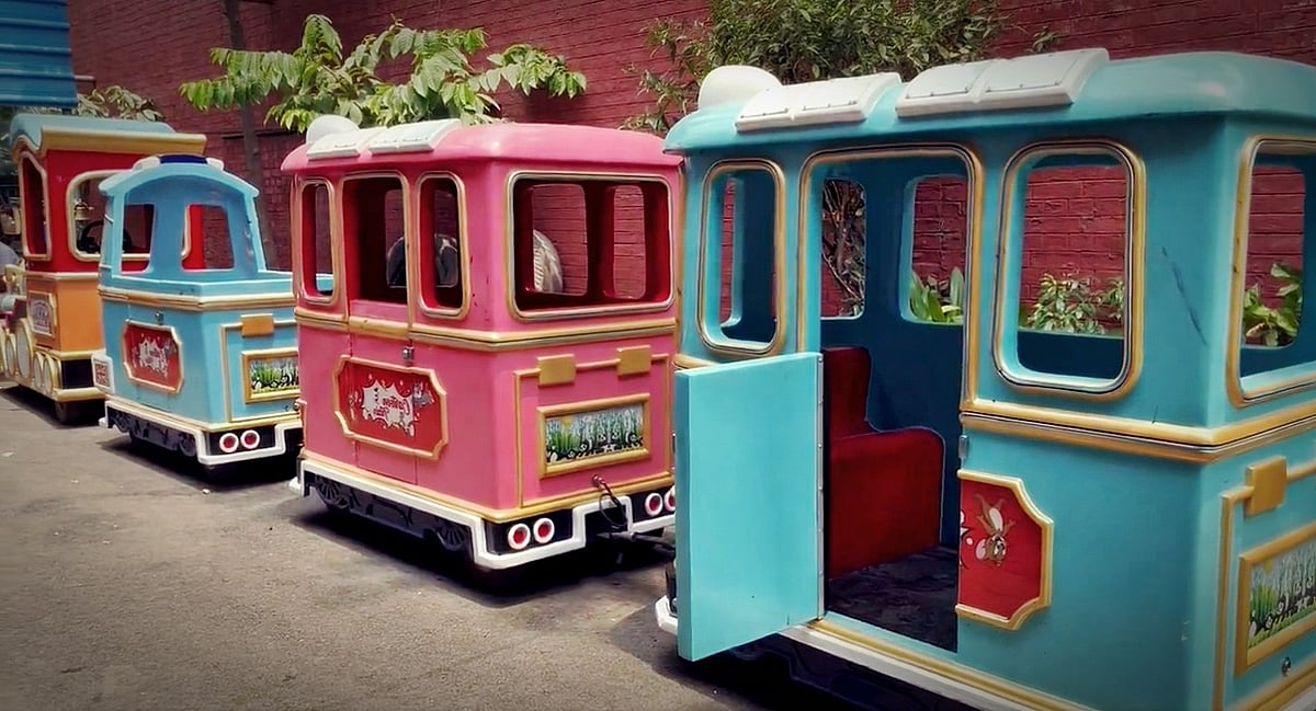 விபத்துக்குள்ளான கேளிக்கை விளையாட்டு ரயில்