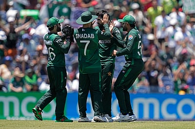 பாகிஸ்தான் வேகப் பந்துவீச்சாளர் பந்தை சேதப்படுத்தியதாக அமெரிக்க வீரர் குற்றச்சாட்டு!