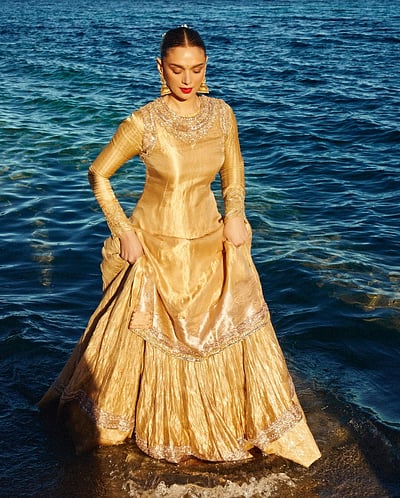 தங்க நிறம், மல்லிப்பூ, பொட்டு! அதிதி ராவ் ஹைதரி...