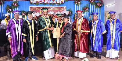 டாக்டா் ஆா்ஏஎன்எம் கலை, அறிவியல் கல்லூரியில் பட்டமளிப்பு விழா