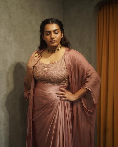 பழுப்பில் தேவதை! பார்வதி...