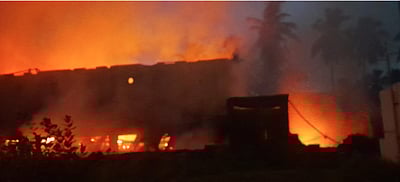 பர்கூரில் துணிக்கடையில் பயங்கர தீ விபத்து: பல கோடி மதிப்பிலான துணிகள் சேதம்