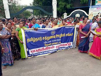 சத்துணவு ஊழியா்கள் ஆா்ப்பாட்டம்