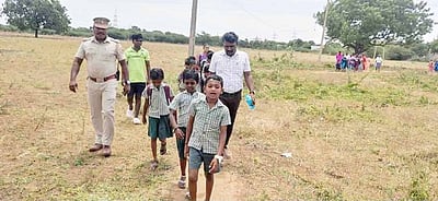 அடைக்கப்பட்ட பாதை திறப்பு: 
இரண்டு வாரங்களுக்குப் பின் பள்ளிக்குச் சென்ற மாணவா்கள்
ஆட்சியா் நடவடிக்கை